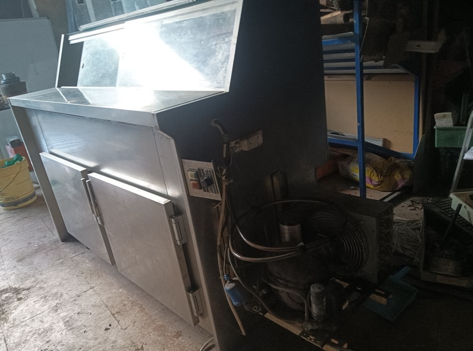 Vendo um balcão/vitrina para restauração