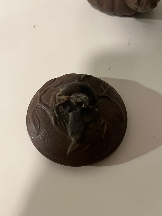 Bule de cerâmica com relevo