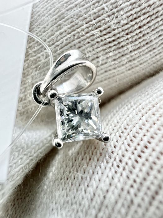 Золотий кулон з діамантом 0.32 карат. Виробництво Сова.