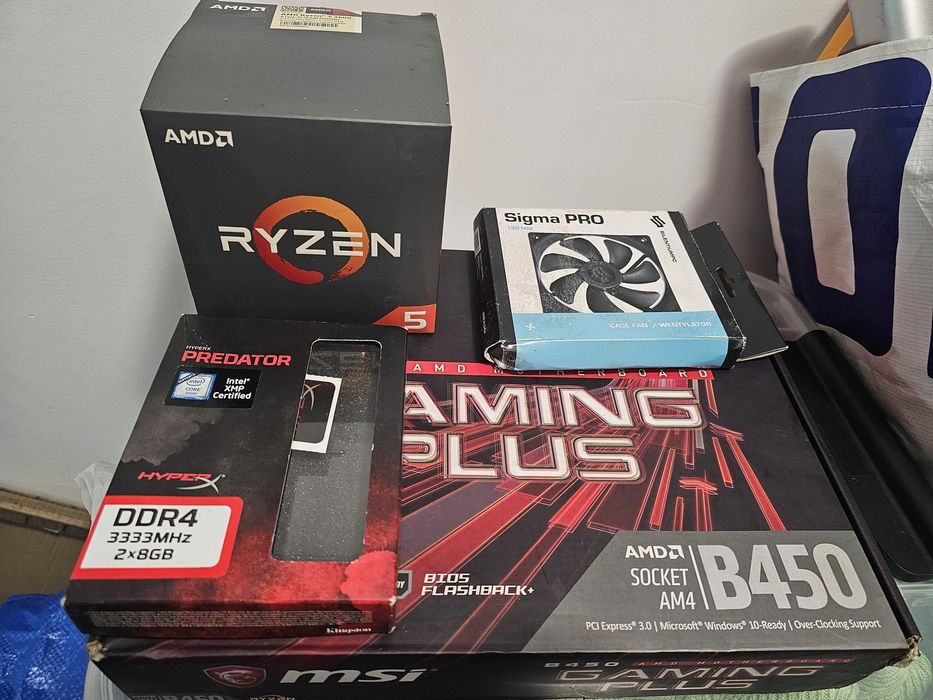 Komputer gamingowy z klawiaturą