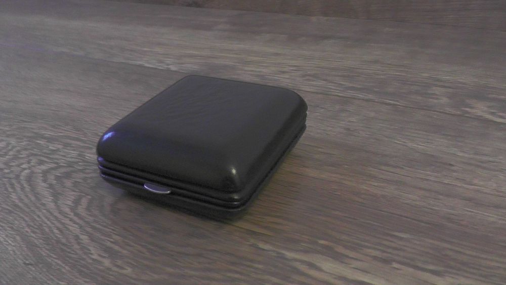 Zegar budzik w futerale