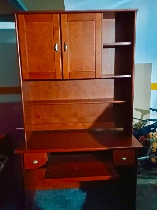 Quarto tipo estúdio completo e funcional e elegante em madeira.