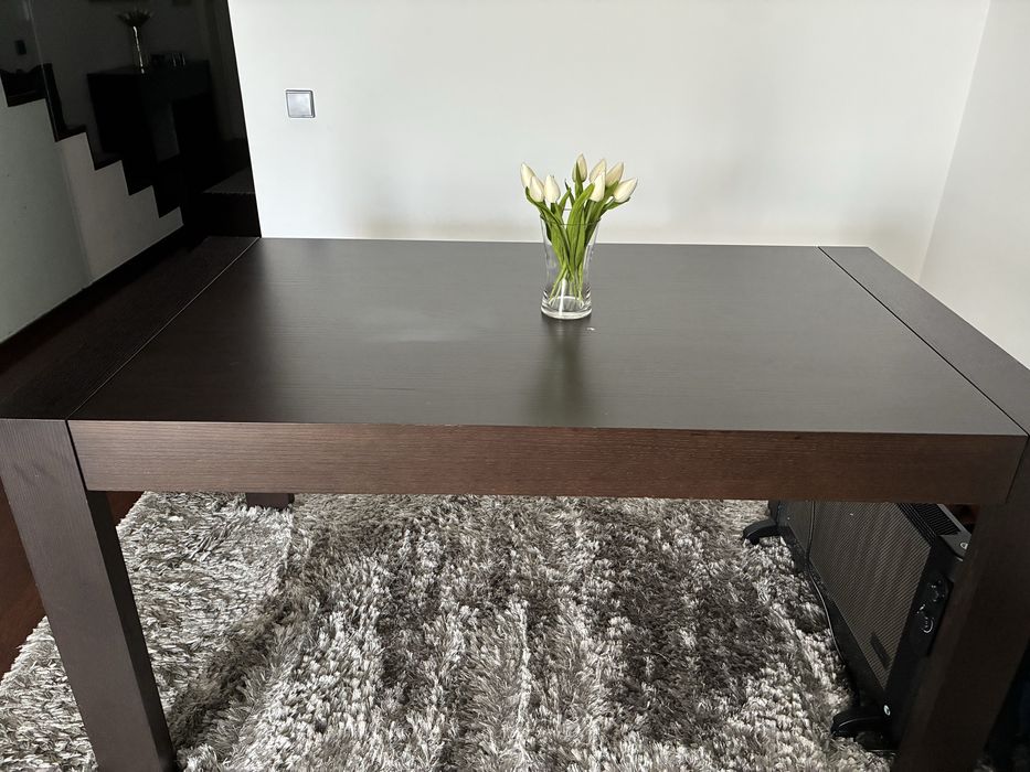 Mesa de jantar extensível em madeira – robusta e moderna
