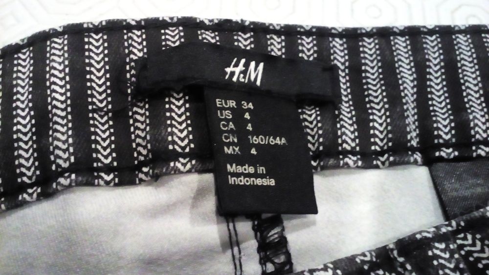 H&M - Calça de ganga - preta, com padrão "espinhas" - tamanho 34 - H&M