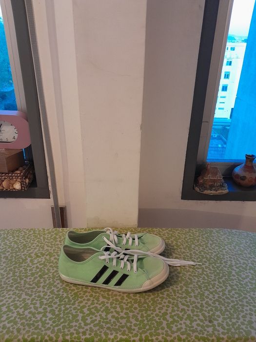 Vendo Sapatilhas de Senhora ADIDAS muito bonitas como novas