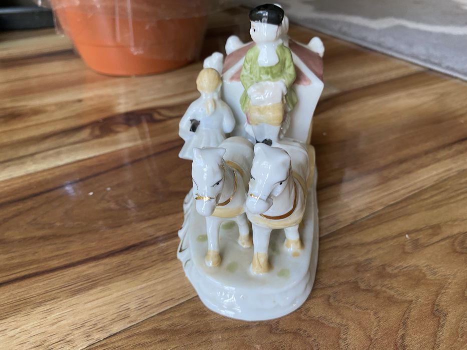 Figurka porcelanowa kareta z końmi i kopciuszkiem
