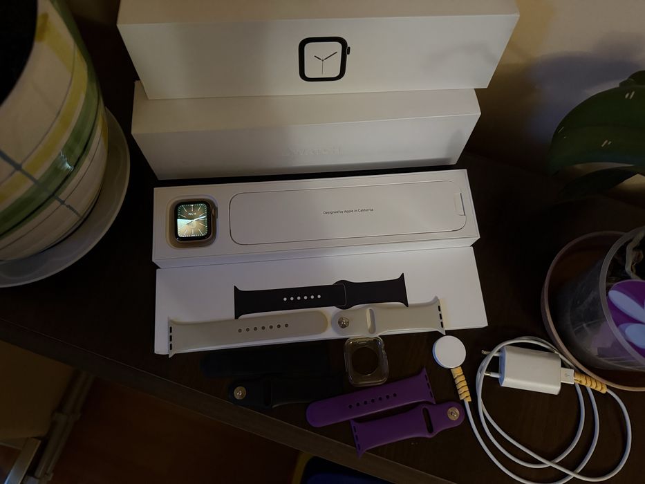 Часы Apple Watch 4 ,  40 мм - Алюминий