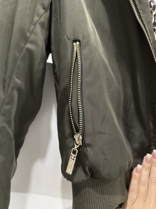 Zielona kurtka z zamkami