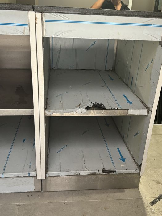 Bancada de arrumação com tampão de pedra pedras