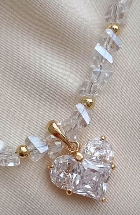 Кришталевий чокер з сяючим сердцем