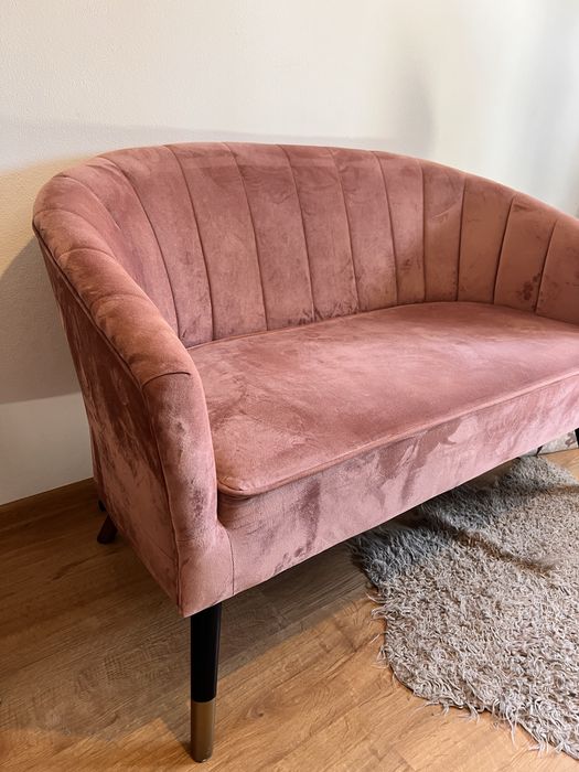 Rózowa sofa welurowa
