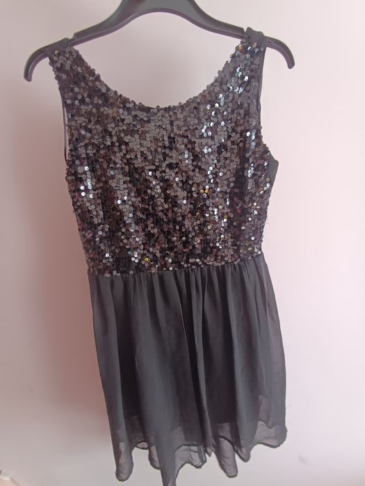 Czarna sukienka z cekinami