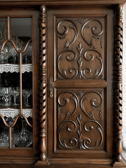 Sala de Jantar Antiga em Madeira Maciça Entalhada – Aparador + Mesa + 8 Cadeiras + Móvel TV