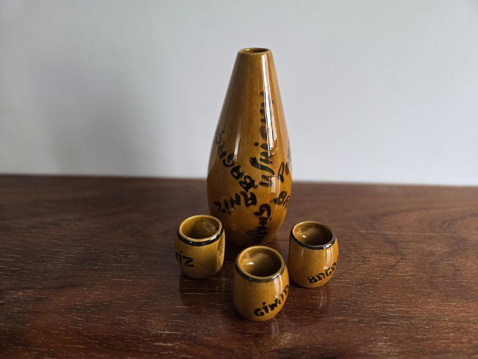 Garrafa e canecas cerâmica vidrada