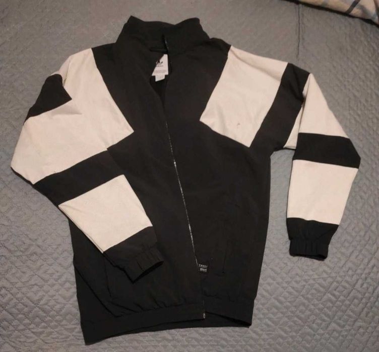 Casaco preto e branco da adidas