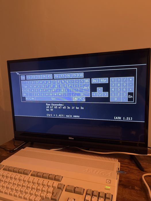 Commodore Amiga 500 z zasilaczem, padem do grania oraz kabelkami