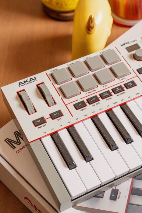 Klawiatura midi Akai MPK Mini IV (4) – szara, stan bardzo dobry