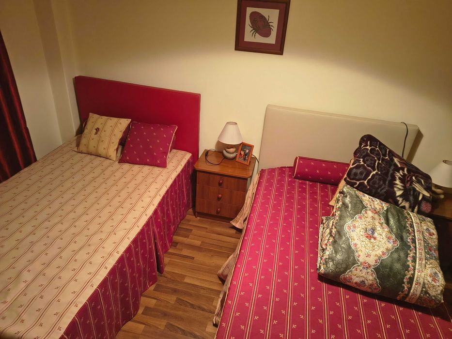 Camas em pele individuais como novas com Gavetão