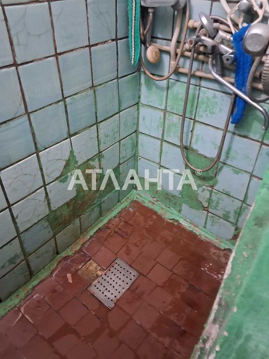 Комната в коммунальной квартире на среднем этаже  в Лузановке