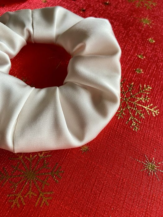 Jedwabna gumka do włosów – naturalna tkanina