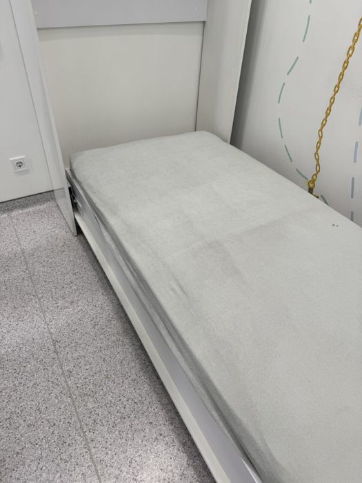 Відкидне ліжко, вмонтоване в стіну (шафа-ліжко)