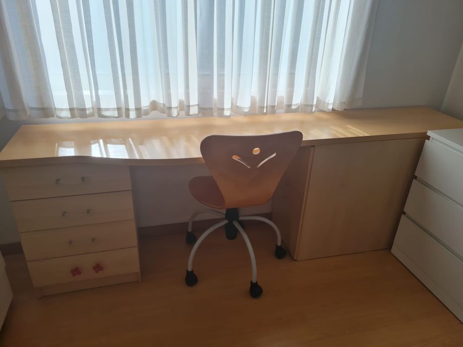 Cama, Secretaria/Cómoda, Cadeira e 1 Colchão