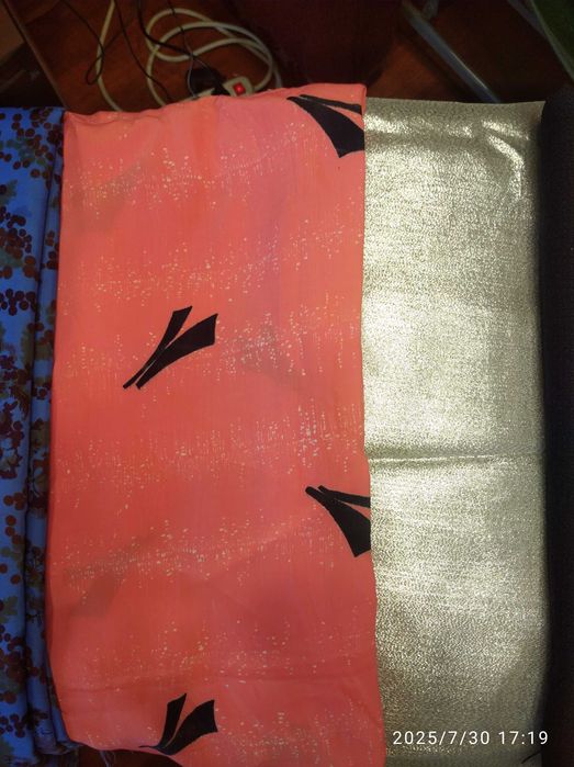 Відрізи тканин, легких, костімних та шторних.Текст!