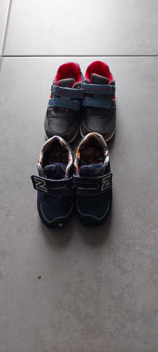 2 pares de sapatilhas para crianca