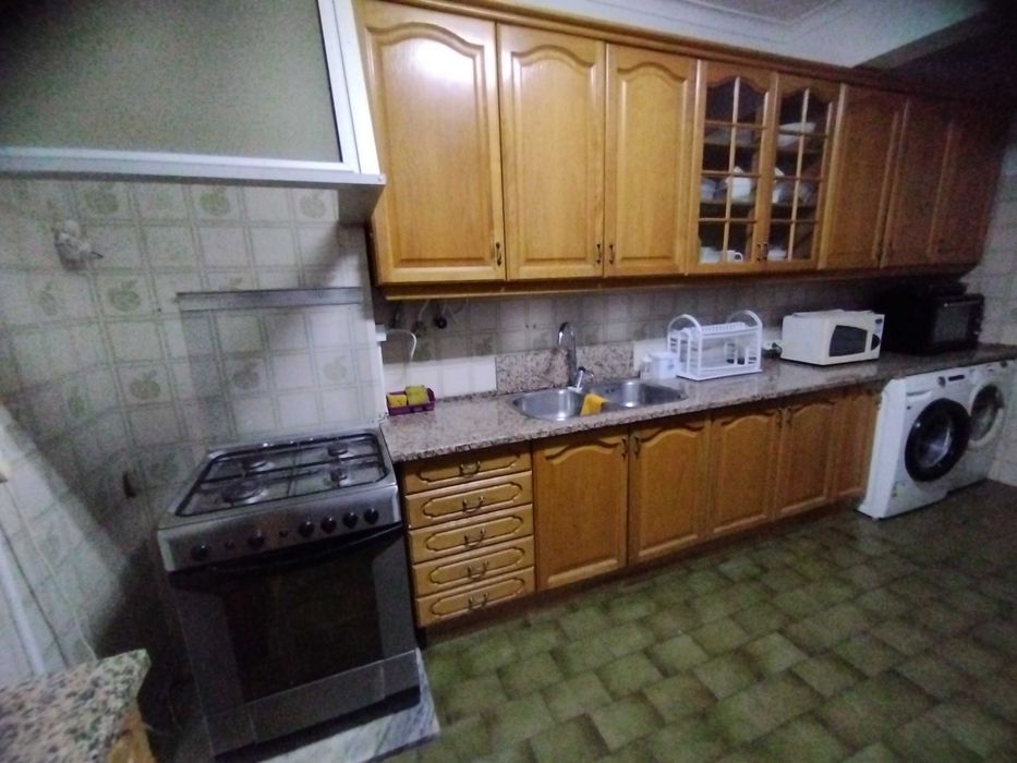Quarto com cama de casal, espaçoso perto do metro de Odivelas