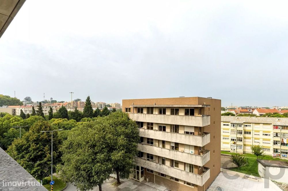 T1 no 4.º e último piso com elevador, varanda poente, garagem e vistas