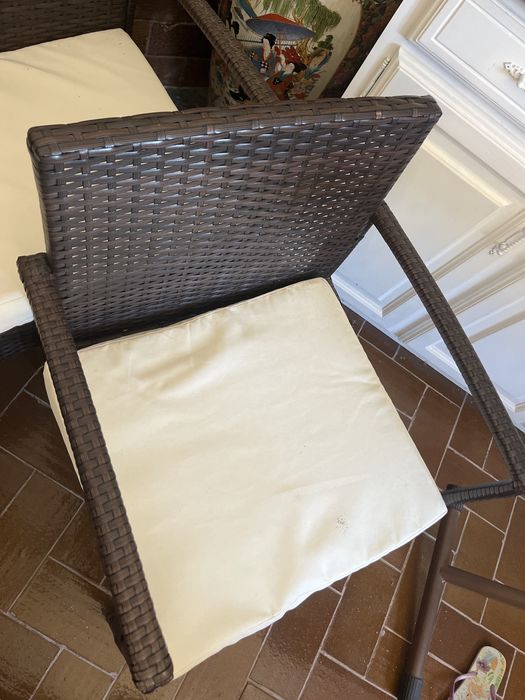 conjunto de duas cadeiras de uma pessoa e um cadeirao e mesa com tampo de vidro