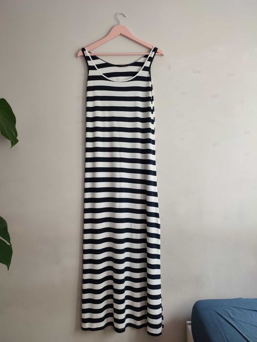 Maxi sukienka w paski na ramiączkach