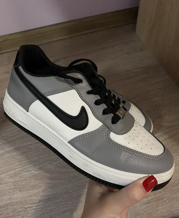 Продам кросівки Nike у 40 розмірі ( підійдуть й на 39 )