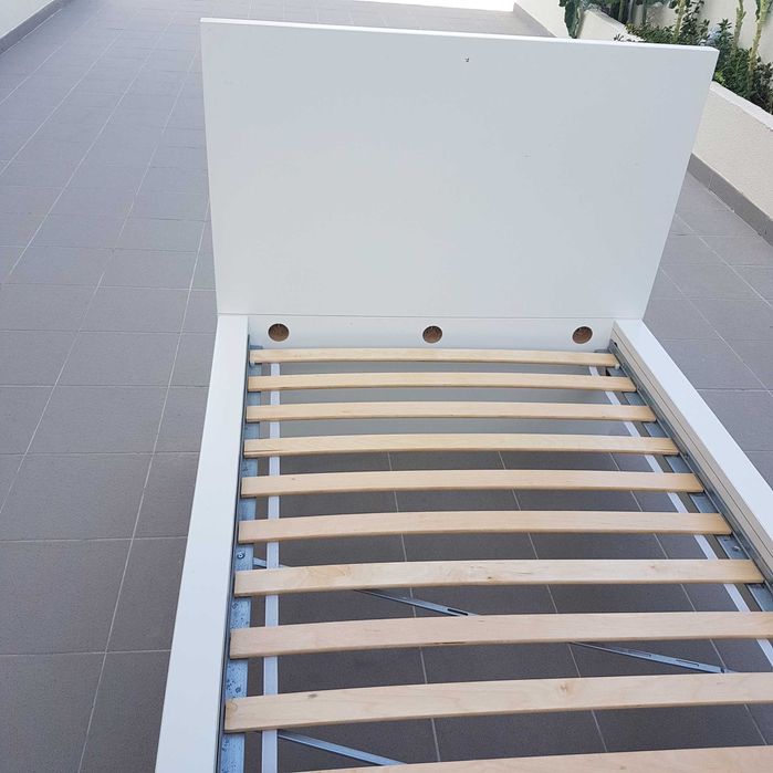 Cama solteiro branca