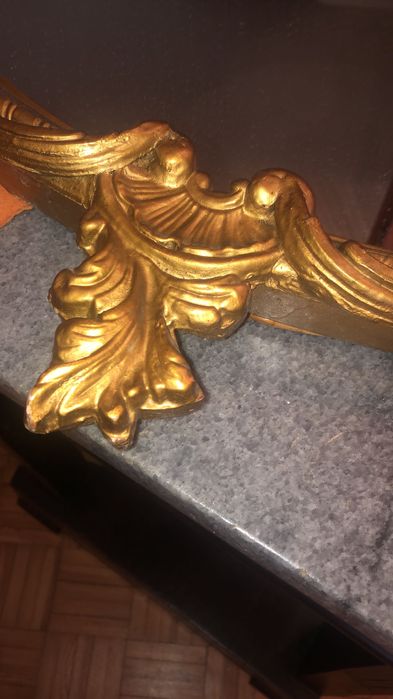 Espelho com moldura em madeira e gesso