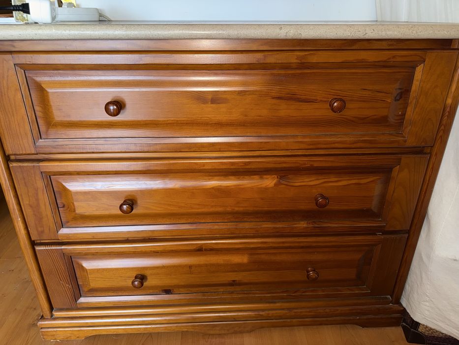 Comoda madeira e pedra