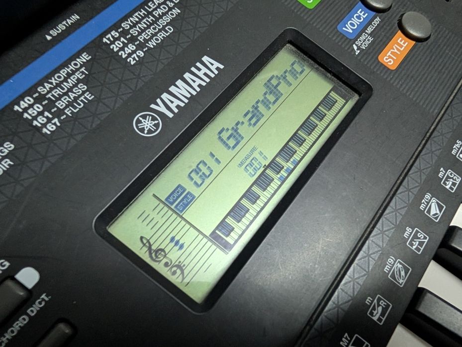 Teclado Yamaha PSR-E253 usado...