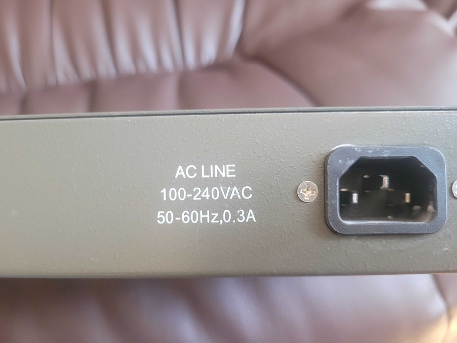 Комутатор некерований D-Link DES-1016D 16-портовий 100Мбіт металевий