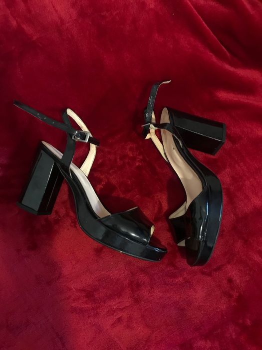 Sapatos femininos a venda