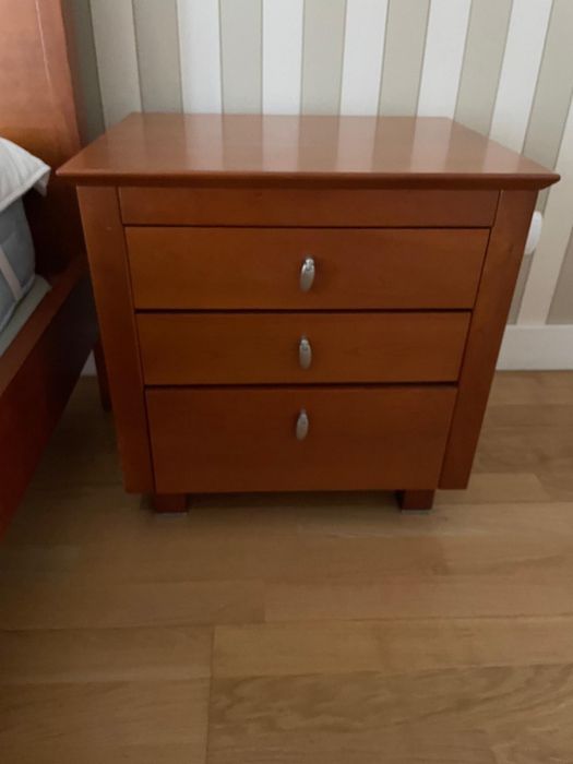 Conjunto camiseiro e mesas cabeceira em cerejeira