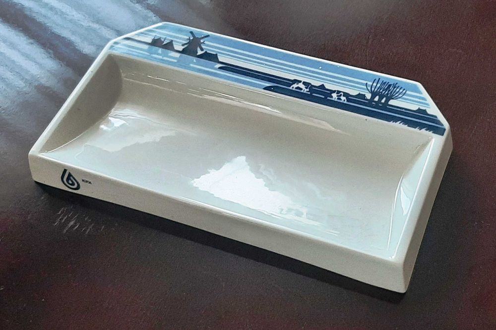 Porcelanowy piórnik na biurko