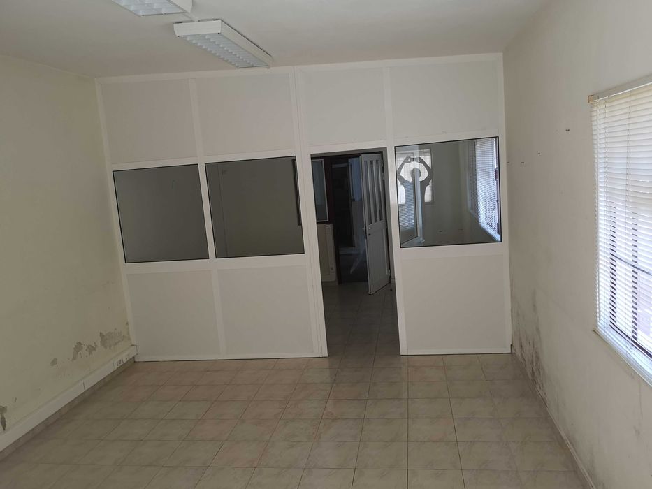 OPORTUNIDADE: Armazém com Potencial para Habitação Excelente oportunidade para investimento ou instalação do seu negócio.