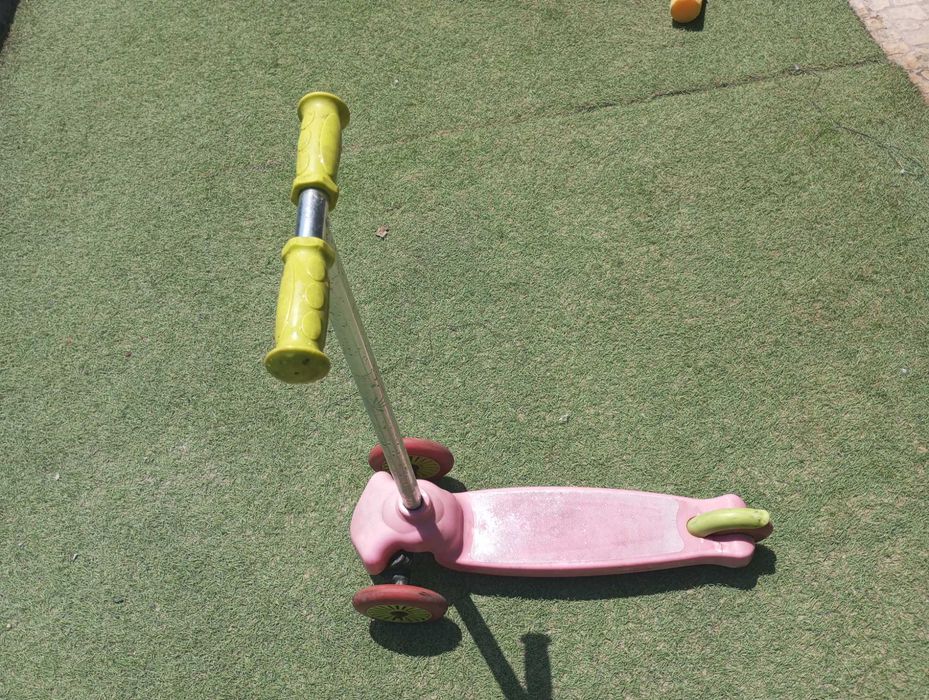 Trotinete rosa em bom estado