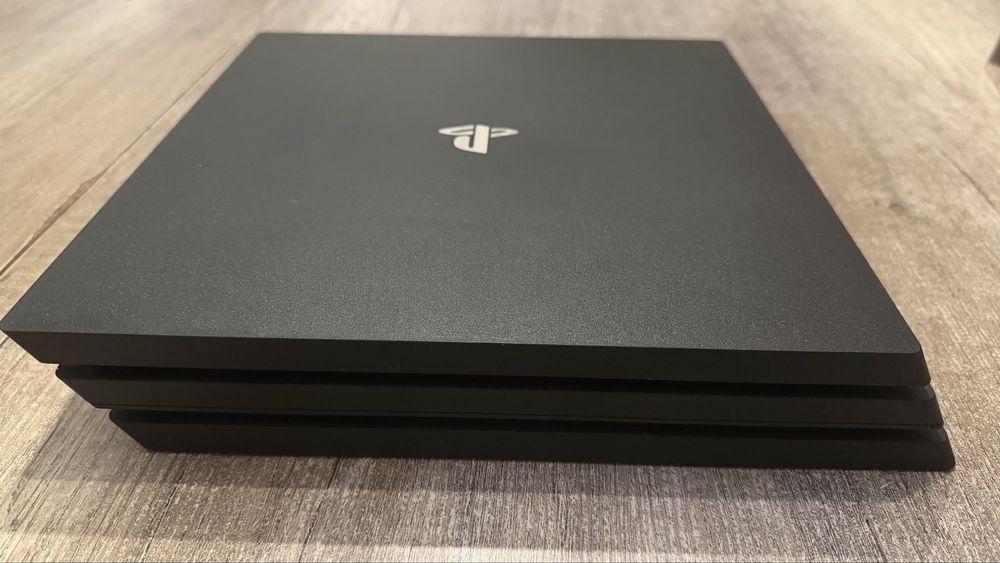 PlayStation 4 Pro 1TB – stan bardzo dobry, 2 pady, komplet