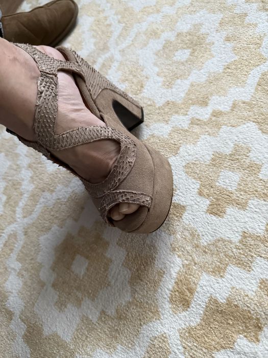 Sandalias da marca Cubanas como novas