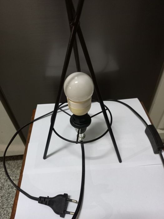 Pequeno candeeiro de mesa co. tic tac