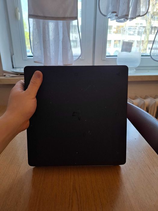 Konsola PS4 + Pad + FIFA20