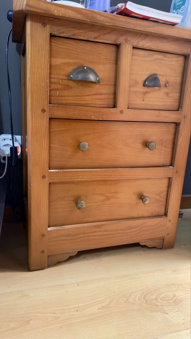 Mobília de quarto completa em madeira tom cerejeira – Cama + Mesas + Cómoda