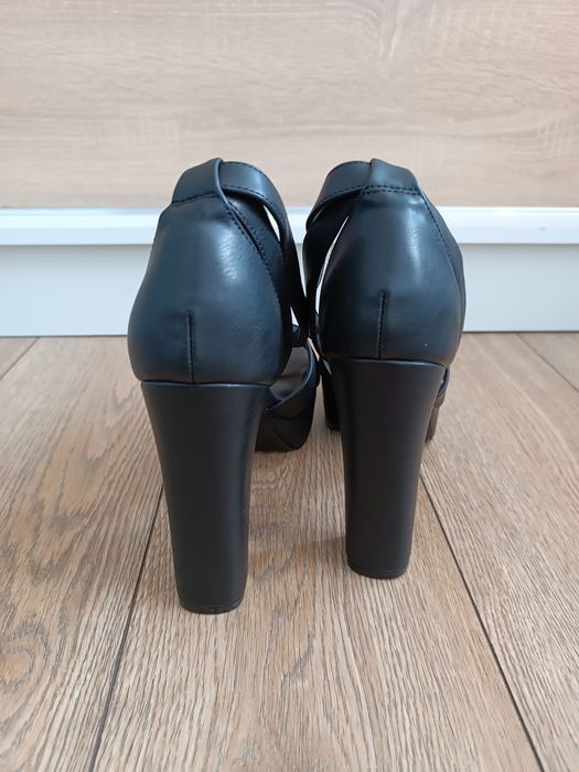 Czarne sandały na obcasie