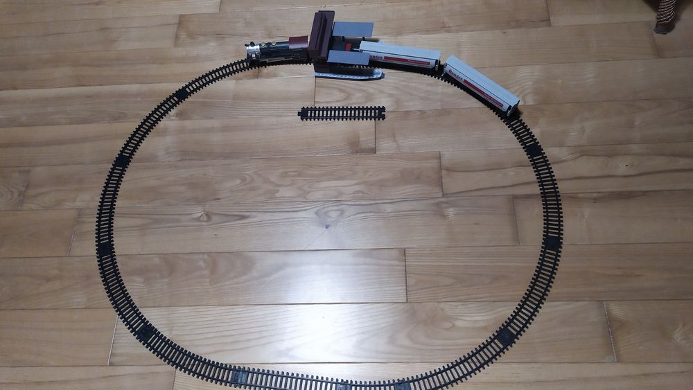 Zestaw lokomotywa pociąg tory dworzec kolejowy na baterie